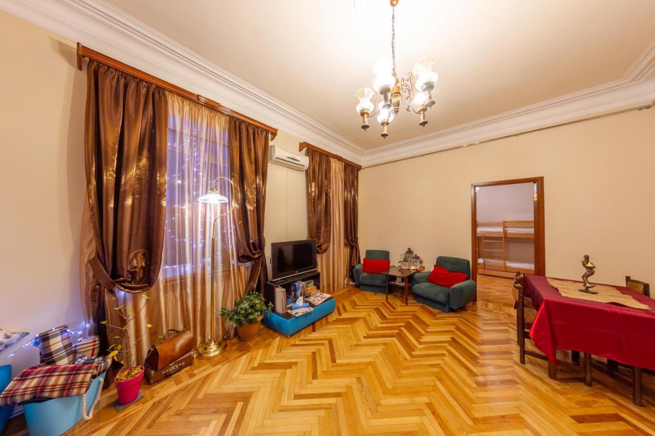 Arteast Hostel エレバン エクステリア 写真